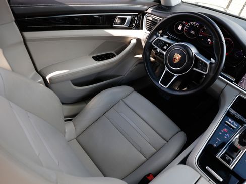 Used 2020 Porsche Panamera image 25