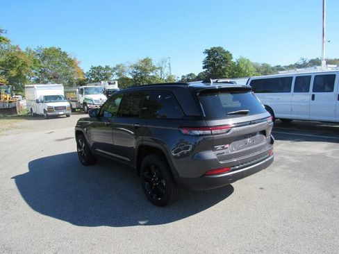 Used 2024 Jeep Grand Cherokee Altitude image 9