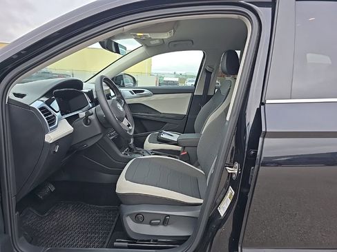 Used 2025 Volkswagen Taos SE image 8