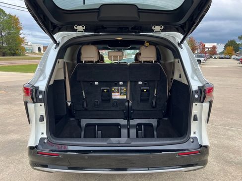 Used 2021 Toyota Sienna Limited image 19