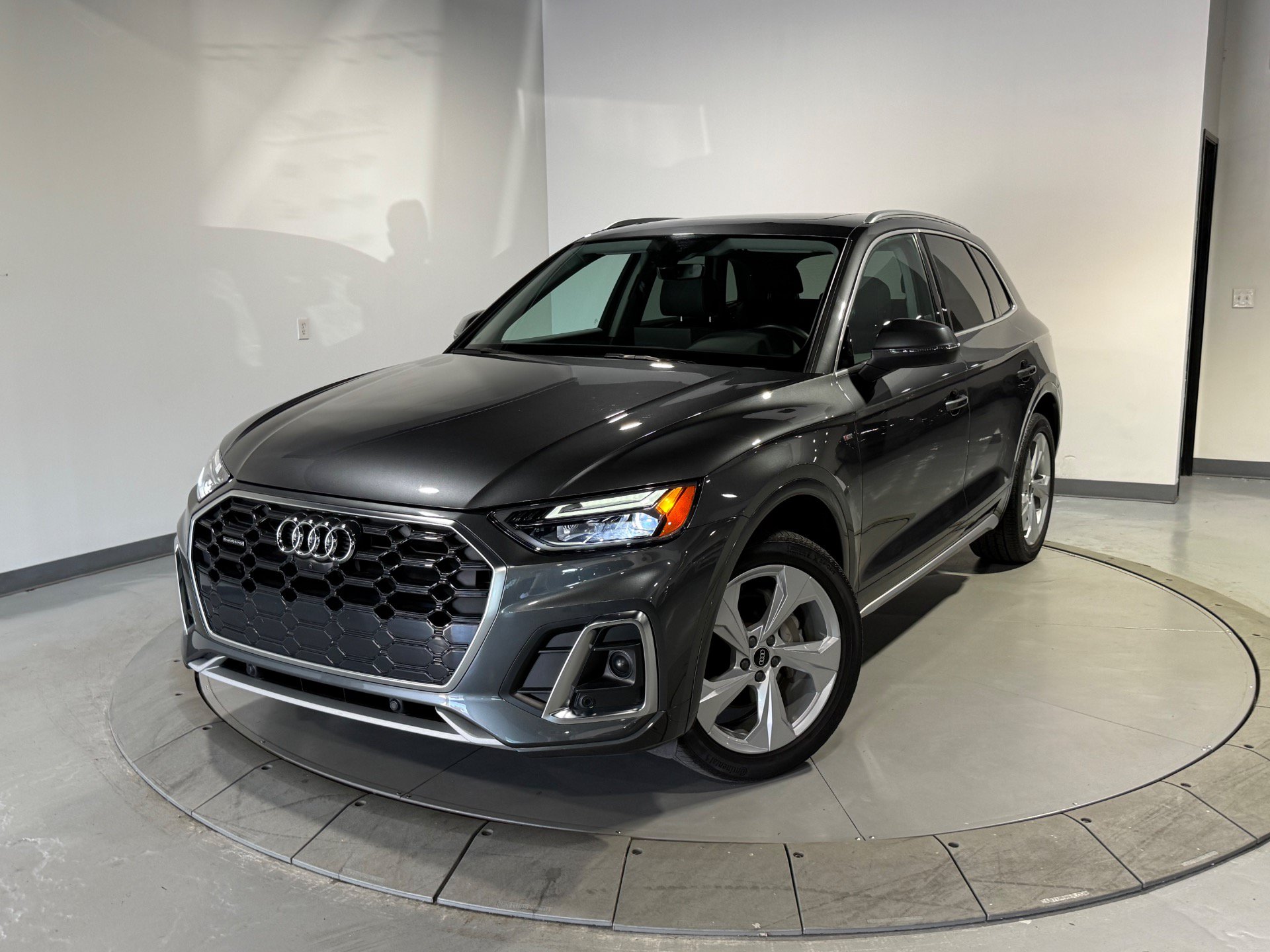 Used 2023 Audi Q5 2.0T Premium Plus w/ Premium Plus Package AWD/4WD image 2