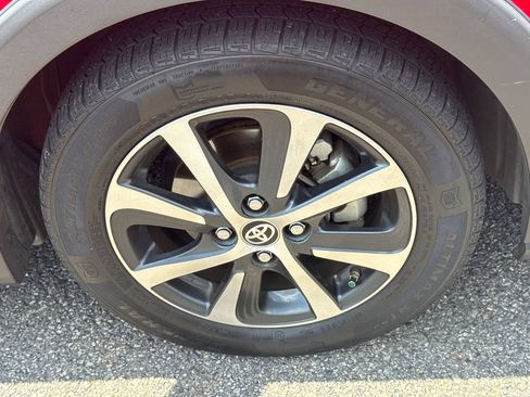 Used 2019 Toyota Prius C FWD image 12
