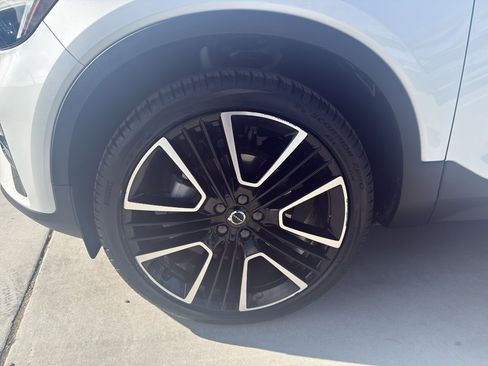 Used 2024 Volvo XC40 B5 Core w/ Protection Package Premier image 9