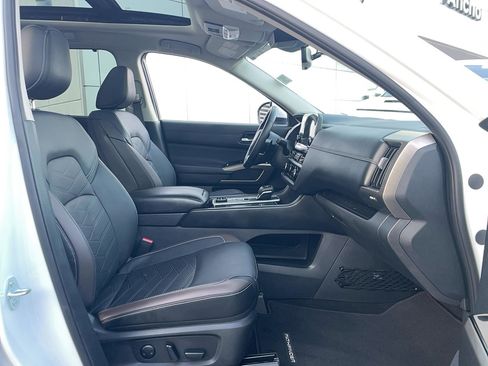 Used 2025 Nissan Pathfinder Platinum AWD/4WD image 19