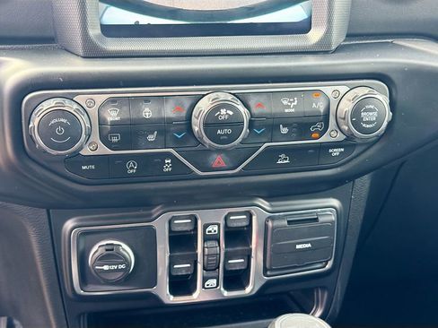 Used 2022 Jeep Wrangler Unlimited Sahara w/ LED Lighting Group AWD/4WD image 30