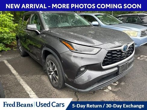 Used 2021 Toyota Highlander XLE AWD/4WD image 2