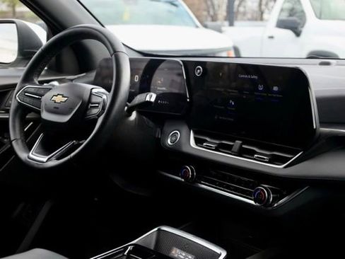 Used 2025 Chevrolet Equinox LT w/ Convenience Package II image 37