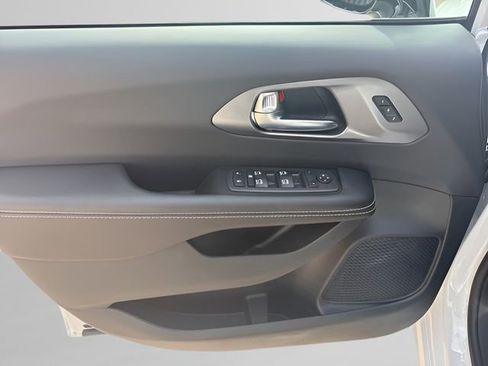 New 2026 Chrysler Pacifica Select image 10