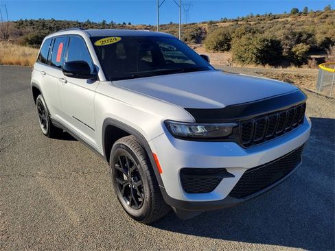 Used 2024 Jeep Grand Cherokee Altitude image 2
