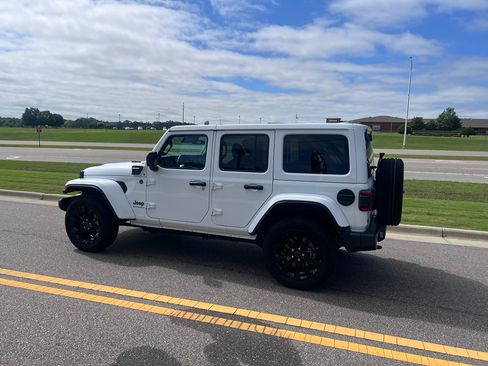 Certified 2025 Jeep Wrangler Unlimited Sahara w/ Safety Group AWD/4WD image 7
