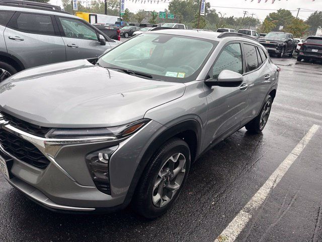 Used 2024 Chevrolet Trax LT w/ Driver Confidence Package FWD image 2
