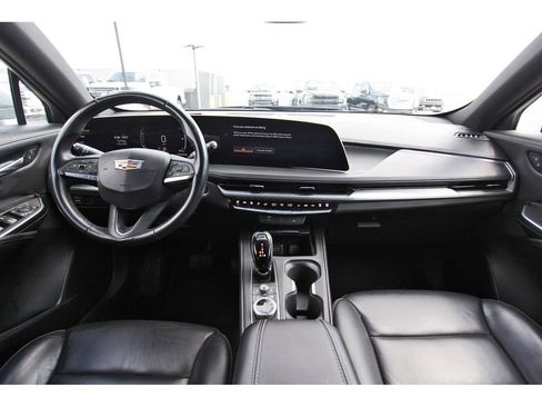 Used 2024 Cadillac XT4 Premium Luxury FWD image 9