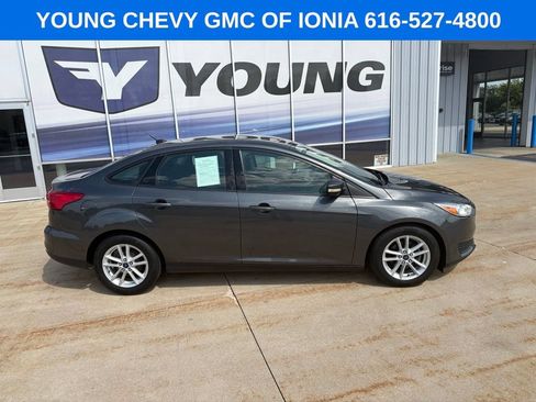 Used 2018 Ford Focus SE w/ Cold Weather Package FWD image 1