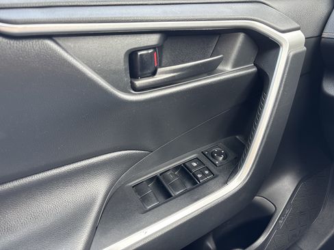 Used 2019 Toyota RAV4 LE AWD/4WD image 28