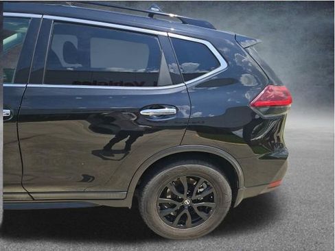 Used 2018 Nissan Rogue SV w/ Premium Package FWD image 12