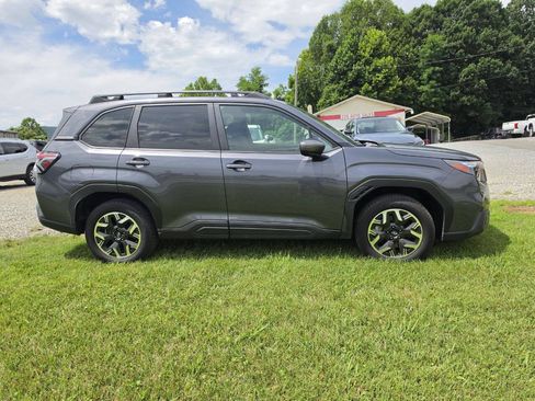 Used 2025 Subaru Forester Premium AWD/4WD image 1