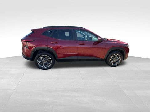 Used 2025 Chevrolet Trax LT FWD image 11
