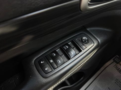 Used 2019 Jeep Grand Cherokee Altitude AWD/4WD image 17