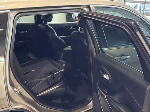 Used 2019 Jeep Cherokee Limited image 15