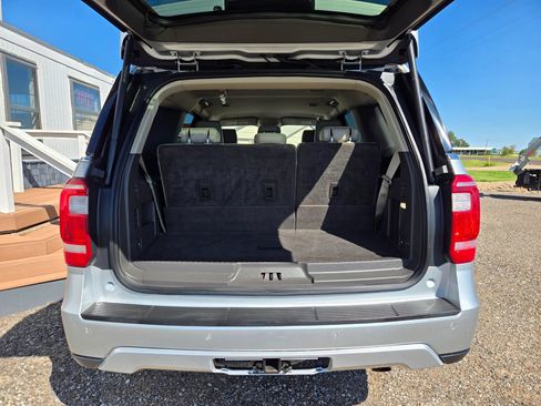 Used 2018 Ford Expedition XLT w/ Equipment Group 202A AWD/4WD image 7