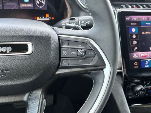 Used 2023 Jeep Grand Cherokee Limited w/ Luxury Tech Group II image 19