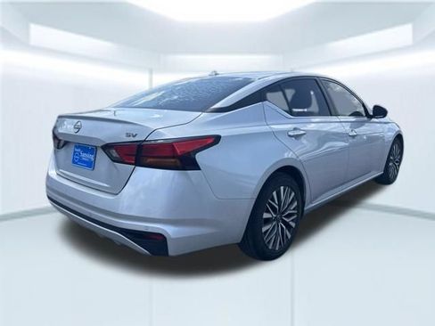 Used 2024 Nissan Altima 2.5 SV FWD image 6