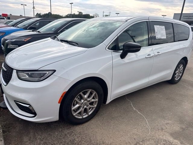 Used 2024 Chrysler Pacifica Touring-L FWD image 2