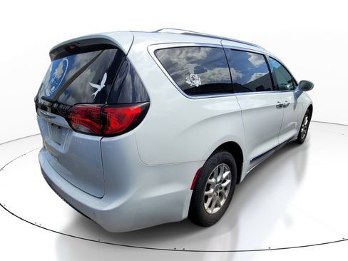 Used 2020 Chrysler Pacifica Touring-L FWD image 4