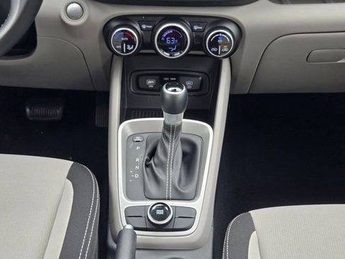 Used 2025 Hyundai Venue SEL FWD image 17