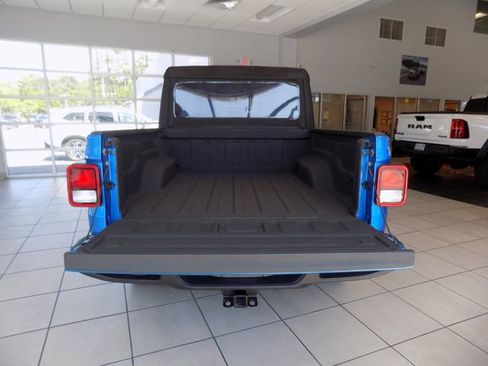 Used 2023 Jeep Gladiator Willys image 9