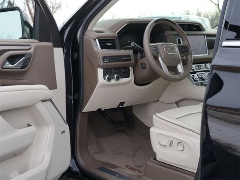 Used 2024 GMC Yukon XL Denali w/ Advanced Technology Package image 17
