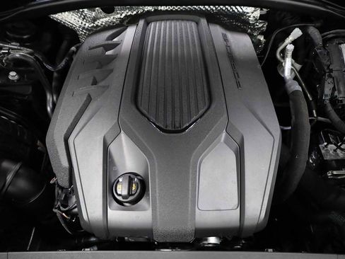 Certified 2025 Porsche Macan image 42