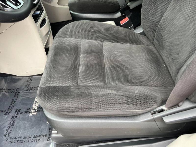 Used 2017 Dodge Grand Caravan SE FWD image 19