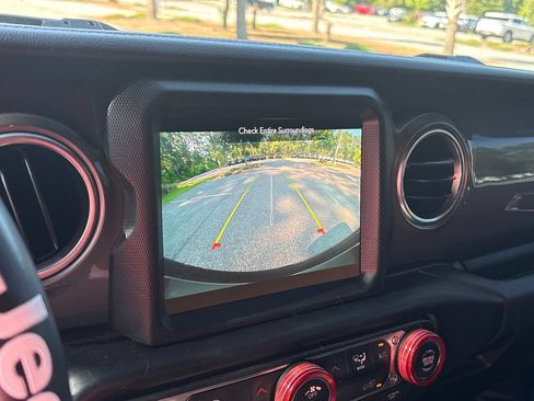 Used 2023 Jeep Wrangler Unlimited Sahara AWD/4WD image 17