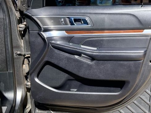 Used 2018 Ford Explorer Limited FWD image 19