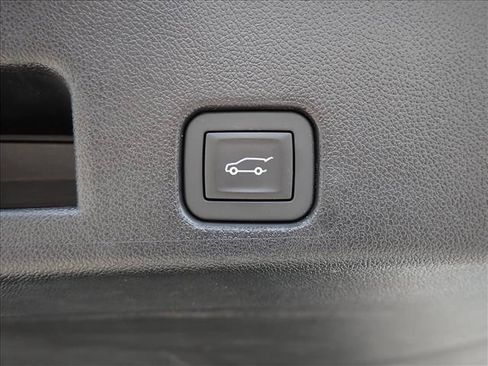 Used 2025 Chevrolet Traverse LT w/ Driver Confidence Package AWD/4WD image 9