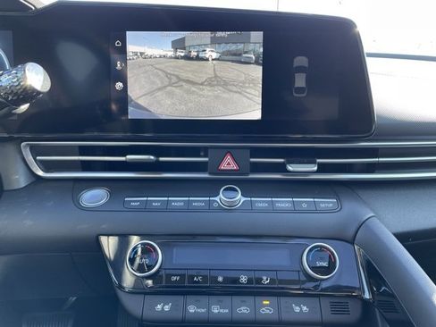 Used 2022 Hyundai Elantra Limited image 19