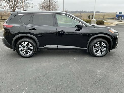 Used 2022 Nissan Rogue SV w/ SV Premium Package image 2