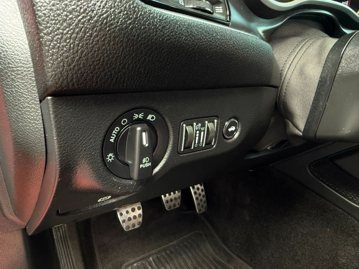 Used 2016 Dodge Challenger R/T Scat Pack w/ Leather Interior Group RWD image 35