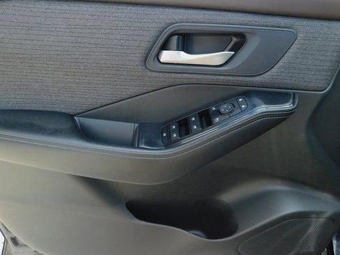 Used 2023 Nissan Rogue SV image 8