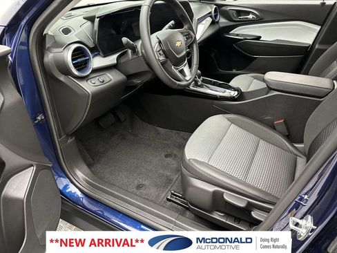 Used 2024 Chevrolet Trax LT w/ Driver Confidence Package FWD image 11