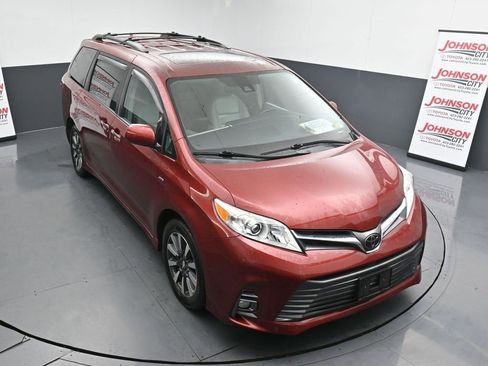 Used 2018 Toyota Sienna XLE image 10