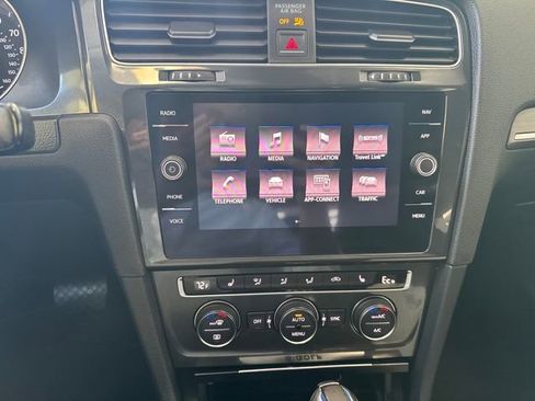 Used 2017 Volkswagen e-Golf SEL Premium image 17