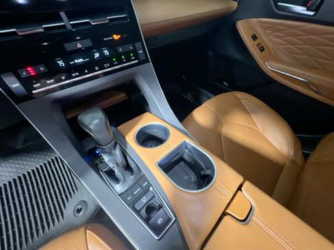 Used 2019 Toyota Avalon Limited image 25