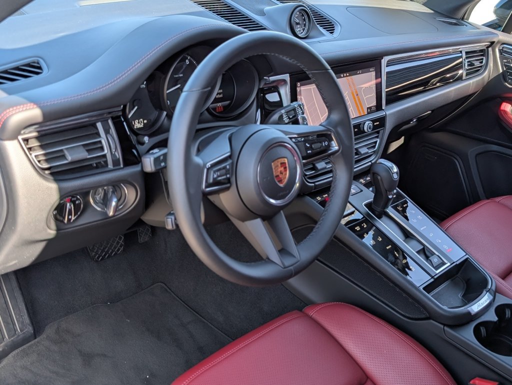 Certified 2025 Porsche Macan AWD/4WD image 4