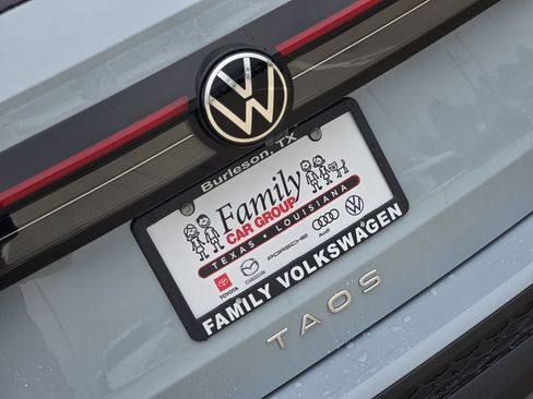 New 2026 Volkswagen Taos SE FWD image 8
