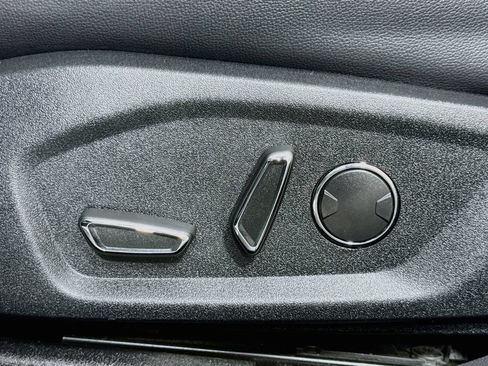 Used 2020 Ford Fusion Energi Titanium FWD image 17