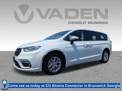 Used 2023 Chrysler Pacifica Touring-L FWD image 1