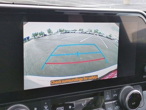 Used 2023 Toyota Highlander XLE AWD/4WD image 13