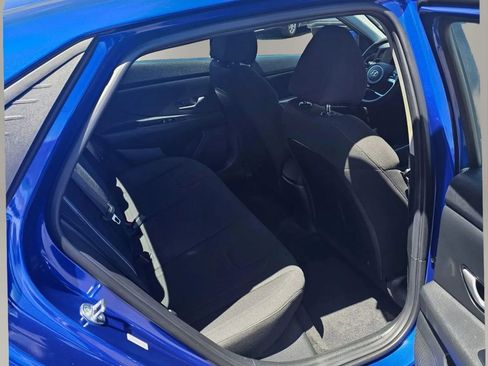 Used 2023 Hyundai Elantra SEL w/ Preferred Accessory Package FWD image 9